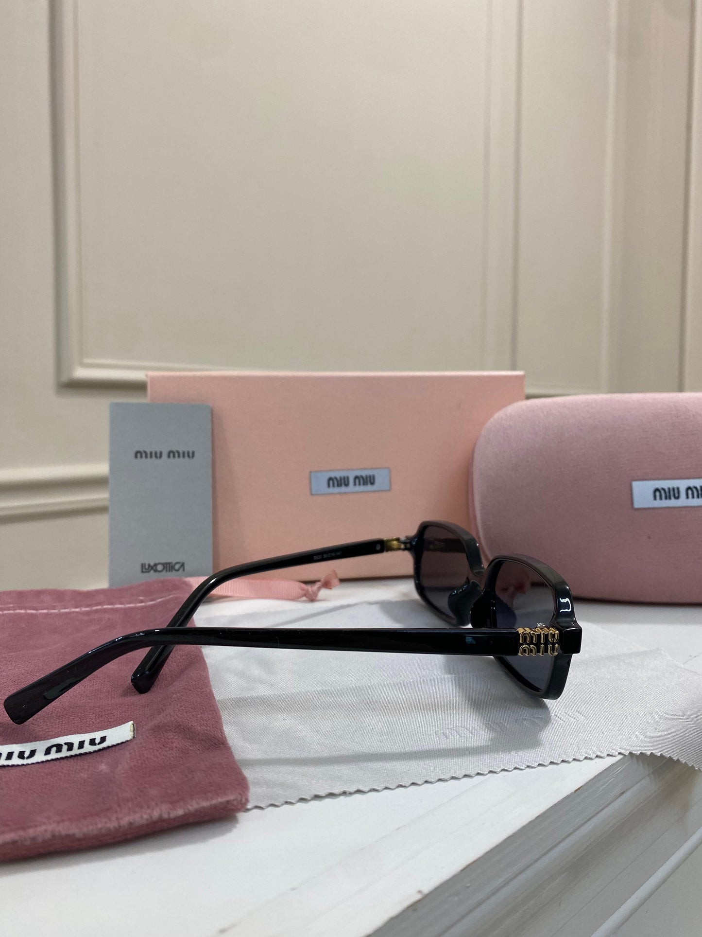 Lentes Miu Miu – Modelo Rectangular Negro