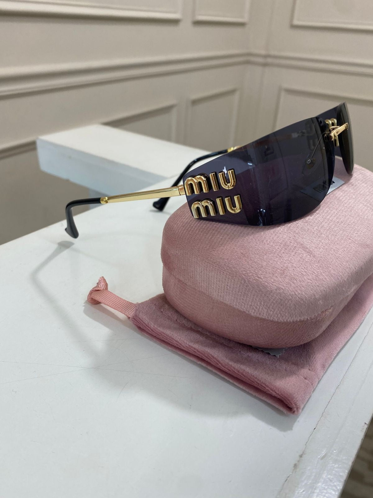 Lentes Miu Miu – curvo oscuro
