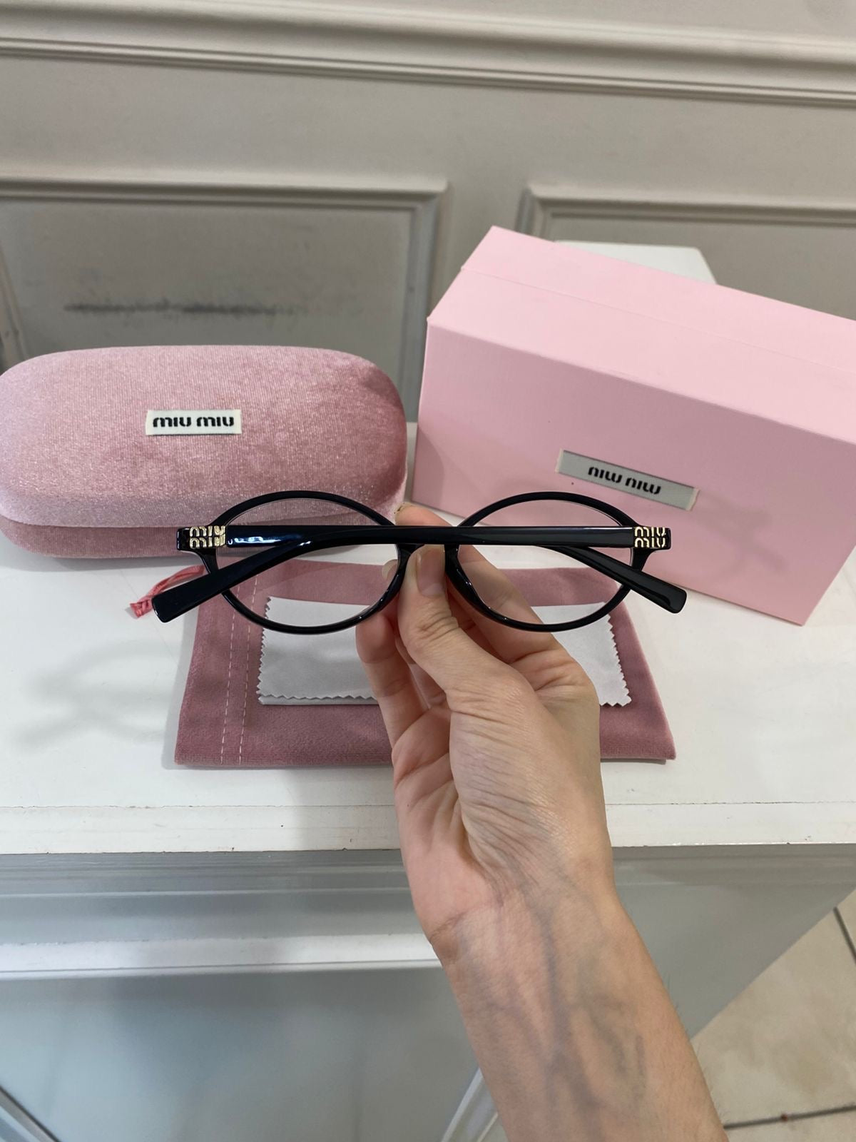 Lentes Miu Miu – Redondo pasta negro brillante óptico