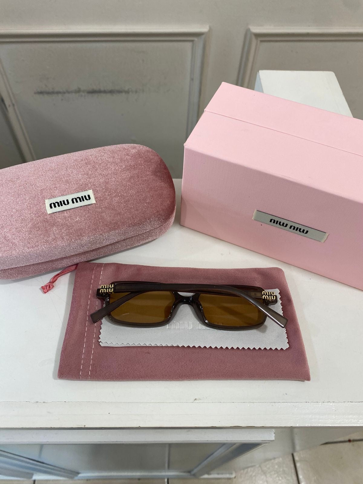 Lentes Miu Miu – Rectángulo gris nude