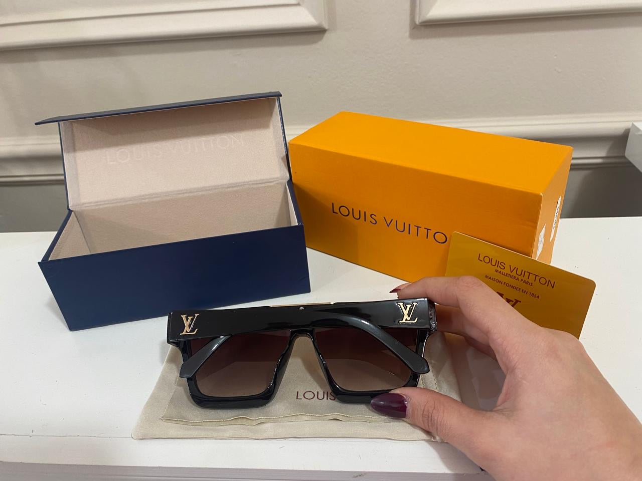 Lentes LV – Monarch Cafe