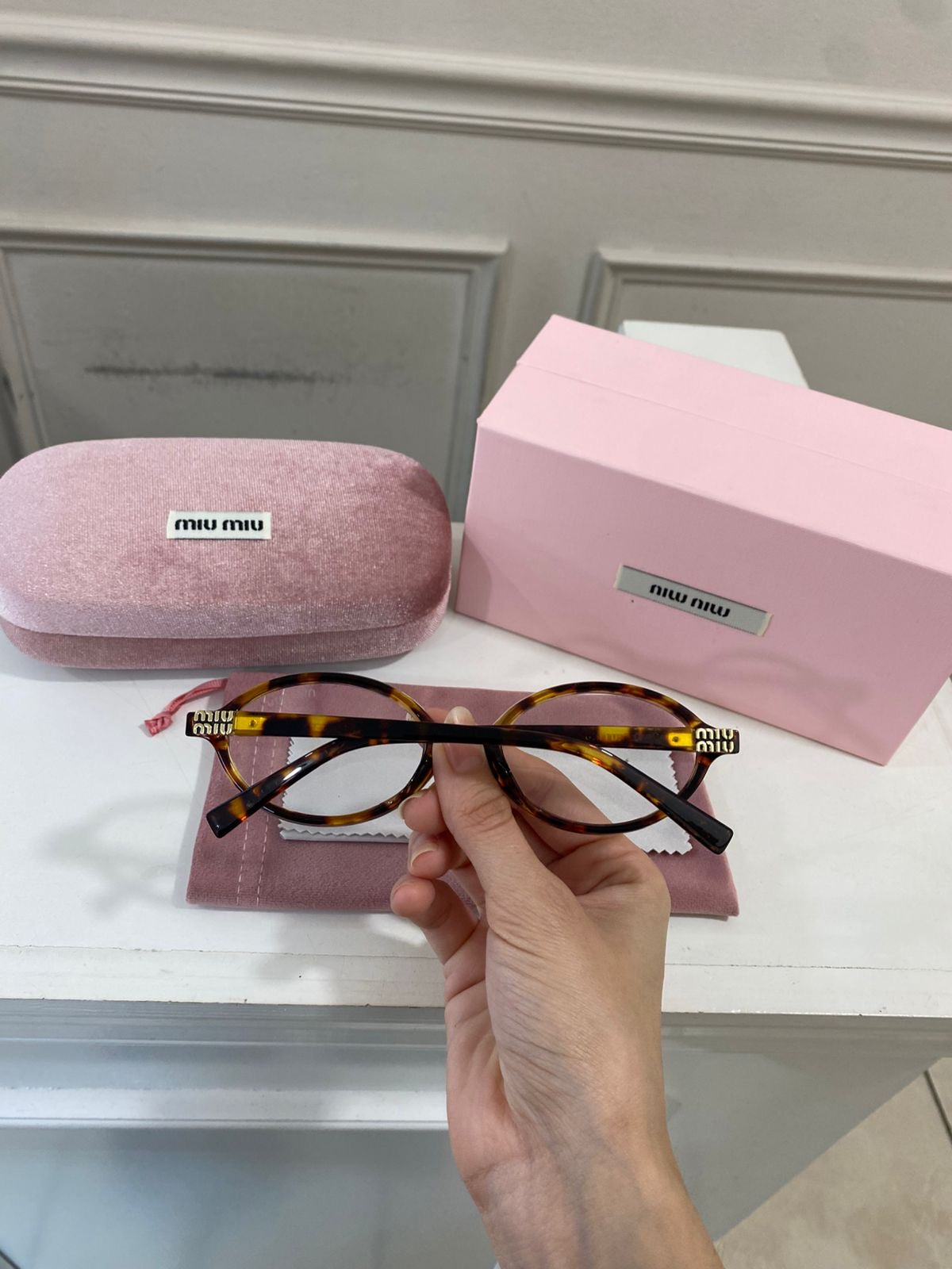 Lentes Miu Miu – Redondo pasta carey óptico