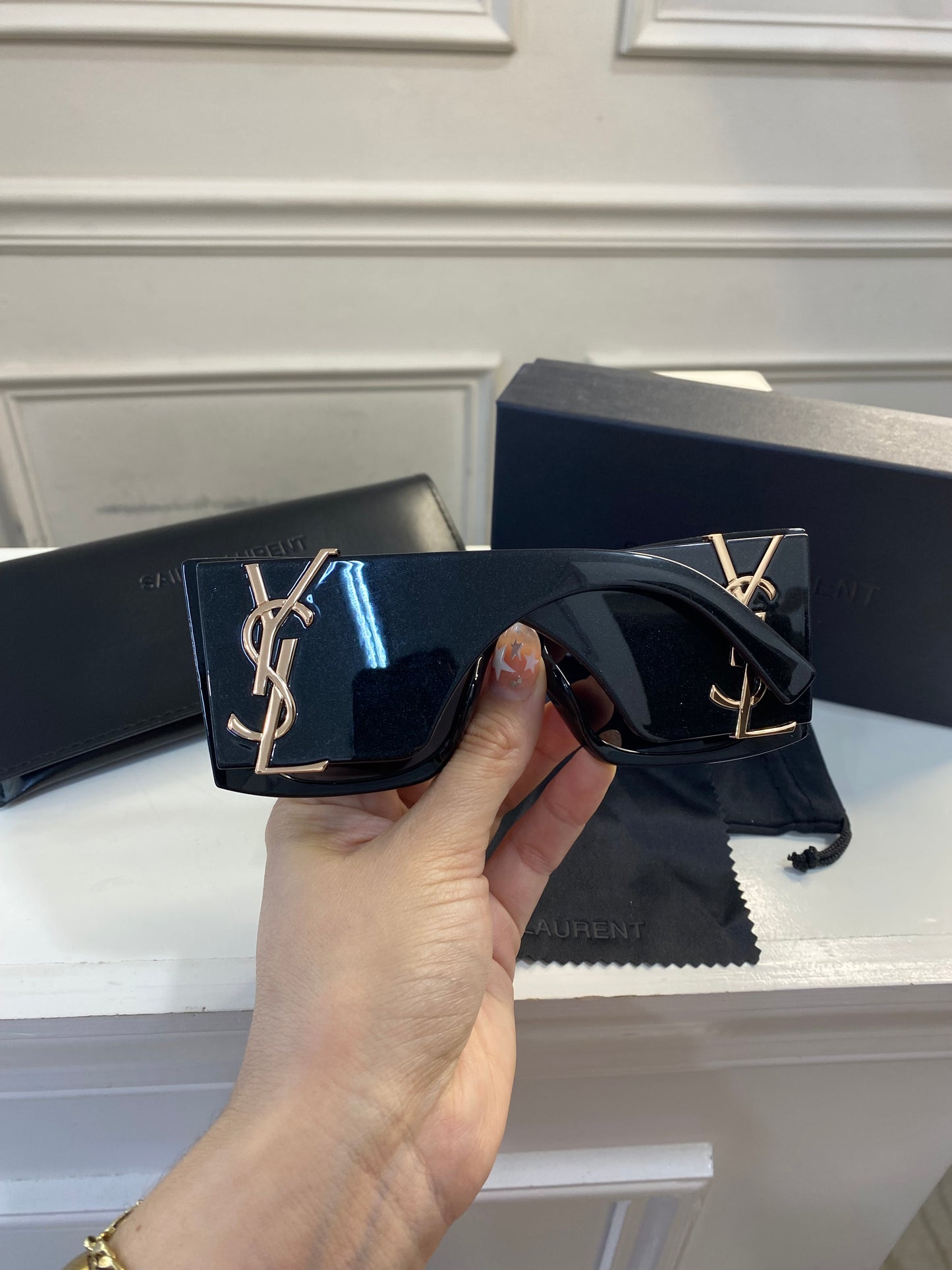 Lentes YSL - Modelo negro Oro