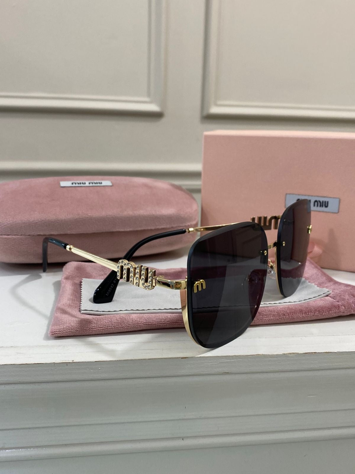 Lentes Miu Miu - Modelo negro oro piedras