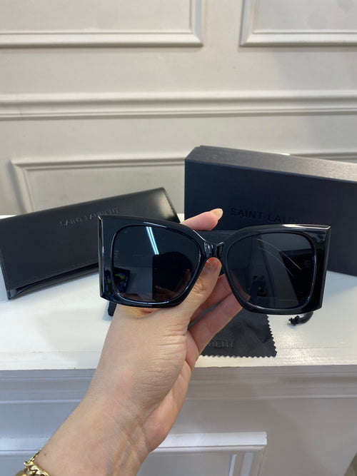 Lentes YSL - Modelo negro Oro