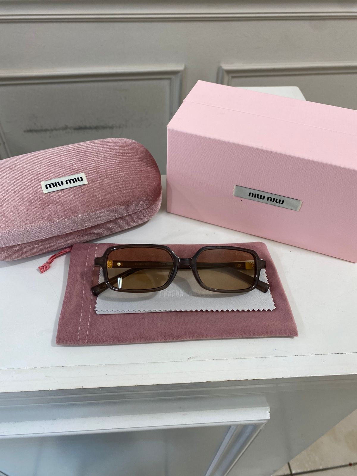 Lentes Miu Miu – Rectángulo gris nude