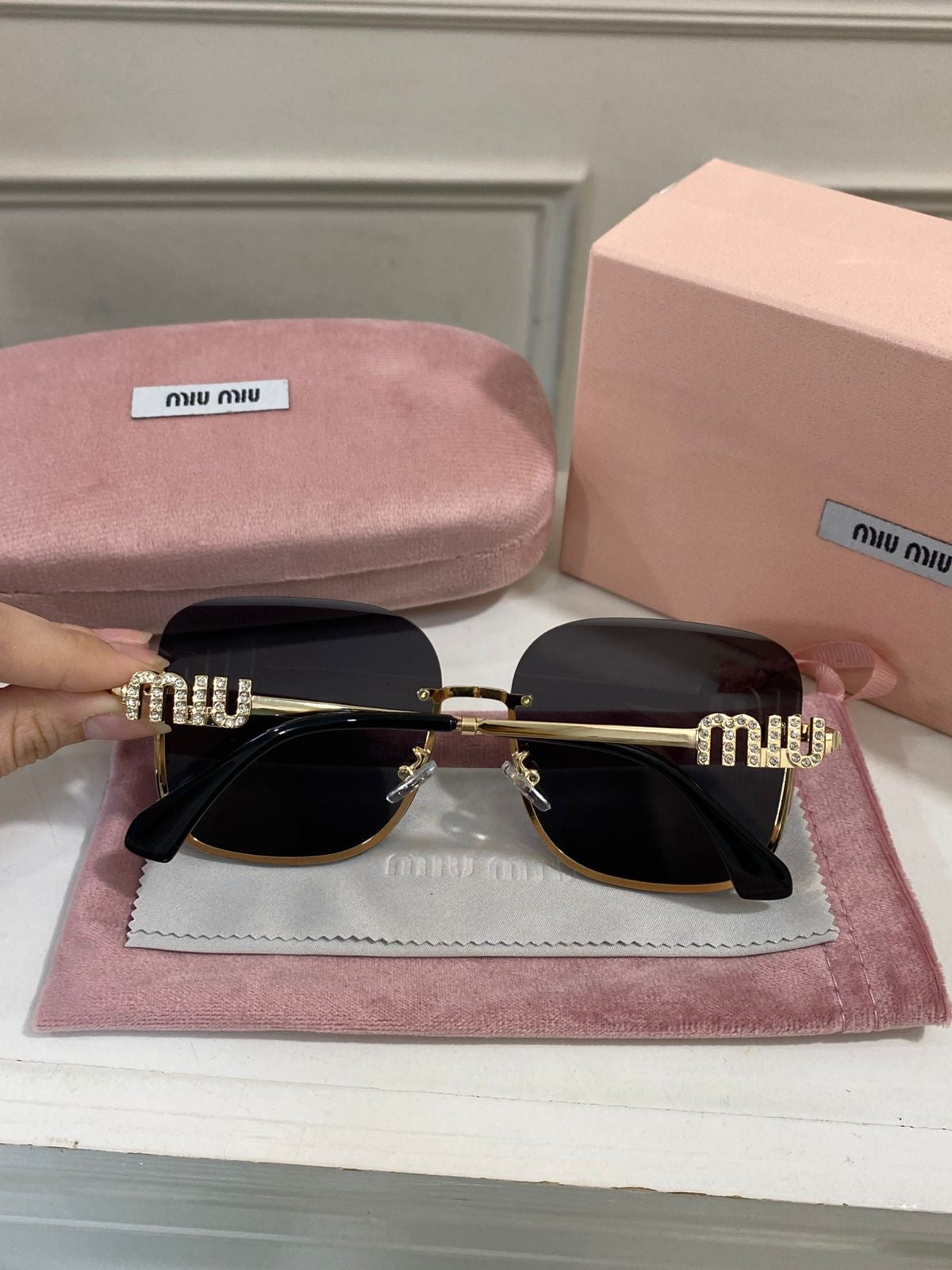 Lentes Miu Miu - Modelo negro oro piedras