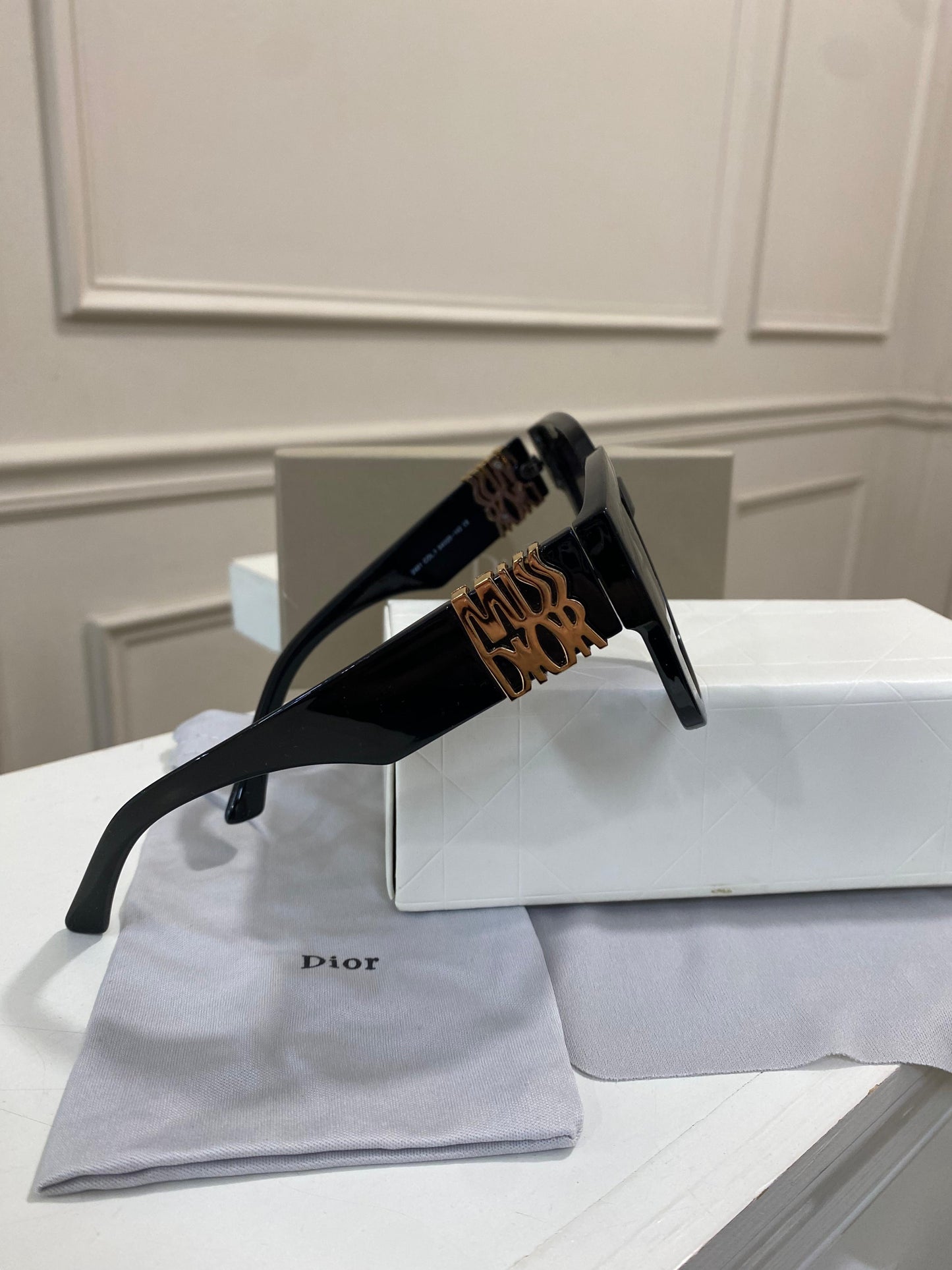 Lentes Dior – Elegant Black Gold