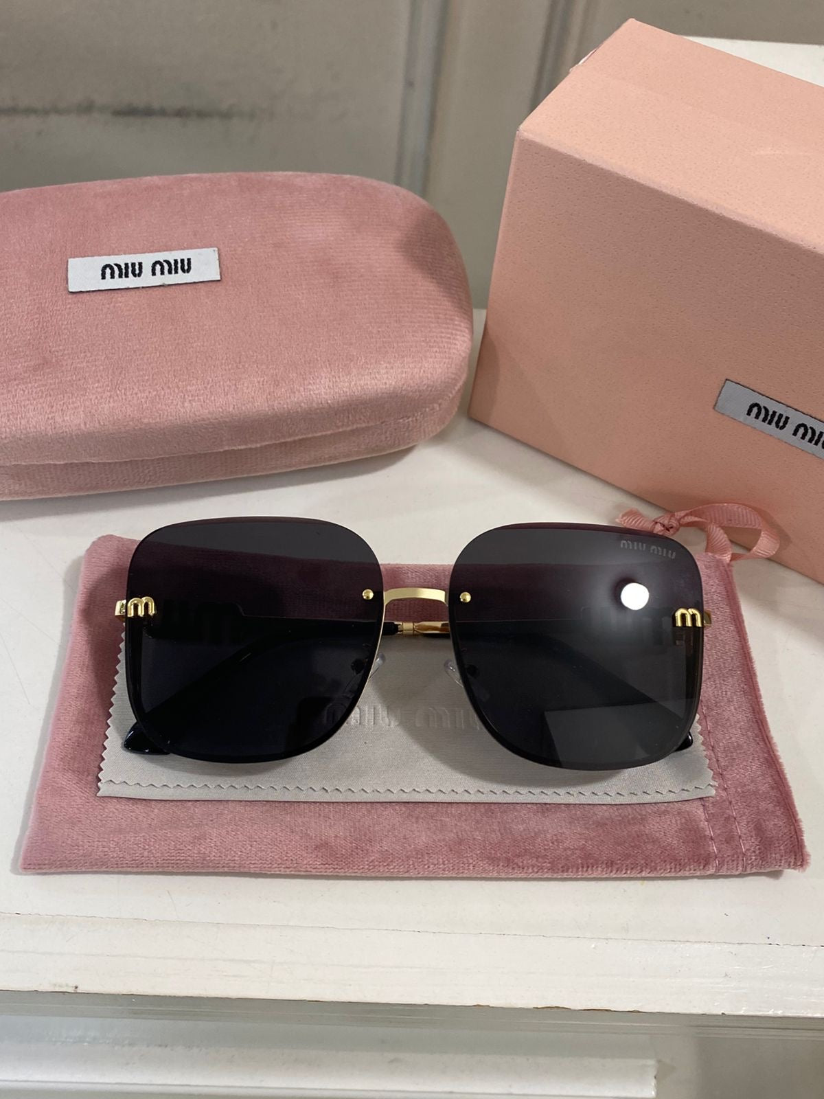 Lentes Miu Miu - Modelo negro oro piedras