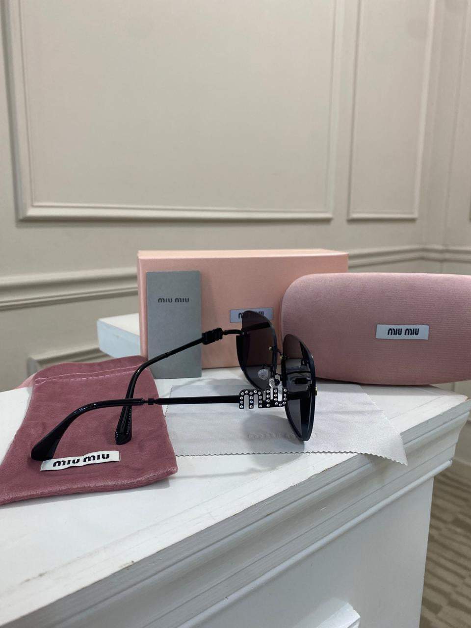 Lentes Miu Miu - Modelo negro piedras