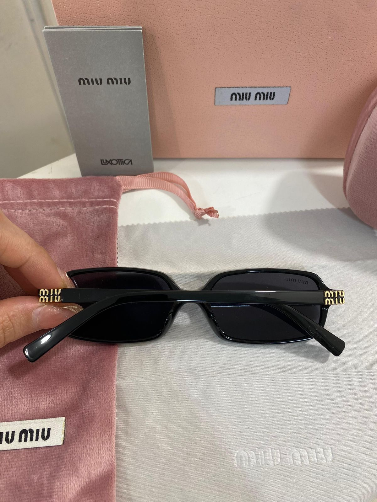 Lentes Miu Miu – Modelo Rectangular Negro